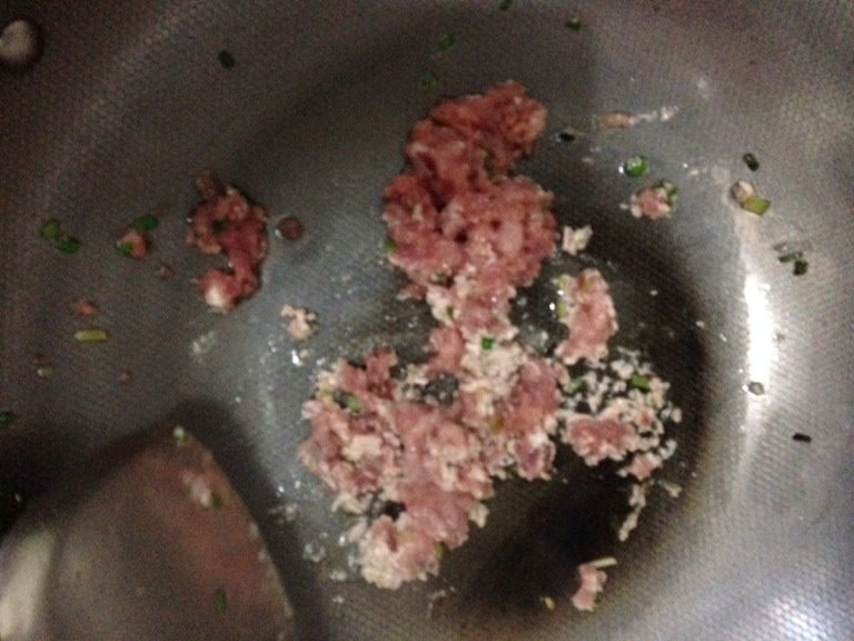 家常榨菜肉末蒸豆腐,锅里放油烧中热后下<a style='color:red;display:inline-block;' href='/shicai/ 3250'>葱</a>末炒香，然后下<a style='color:red;display:inline-block;' href='/shicai/ 442'>肉末</a>煸炒变色，再调入少许盐和<a style='color:red;display:inline-block;' href='/shicai/ 762'>老抽</a>