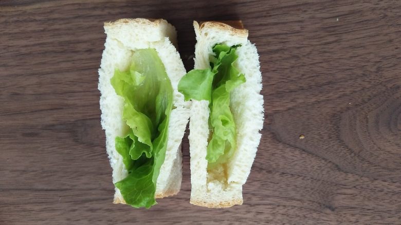 口袋三明治,7. 取一片合适的生菜叶放入扣掉芯的土司片里
