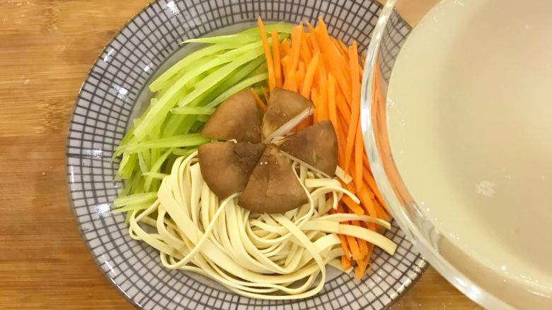 宝宝辅食:蒸素三丝-24M+,倒入提前准备好的肉汤/鸡汤,等会蒸的时候蔬菜还会出汁,一直加到能看到汤汁但不需要完全淹没食材。如果肉汤/鸡汤本身没什么味道的,此时可撒一点点