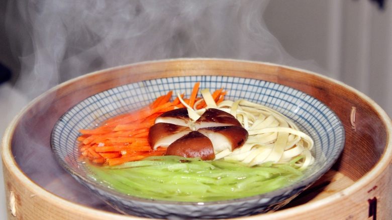 宝宝辅食:蒸素三丝-24M+,倒入提前准备好的肉汤/鸡汤,等会蒸的时候蔬菜还会出汁,一直加到能看到汤汁但不需要完全淹没食材。如果肉汤/鸡汤本身没什么味道的,此时可撒一点点