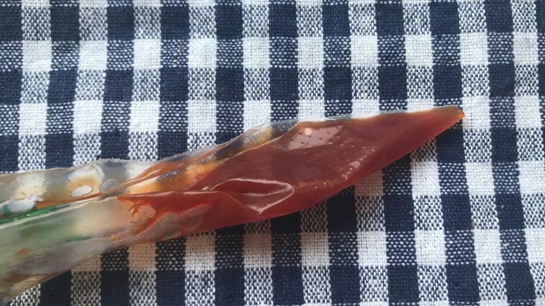 爱心咖喱饭,番茄酱装入裱花袋,剪个小口。
