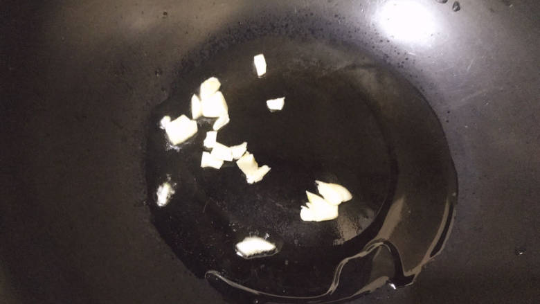 素炒双丁,起油锅,下蒜煸出香味