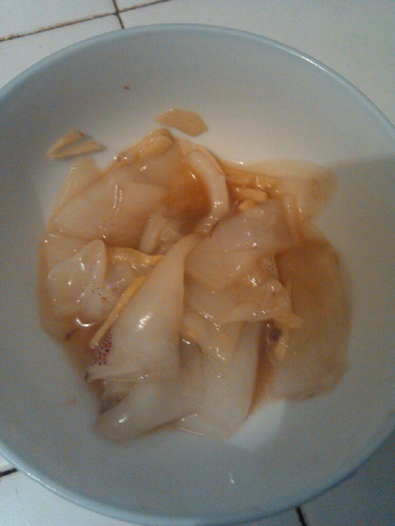 生滚鱼片粥,鱿鱼洗紧，横竖切花用盐腌一会