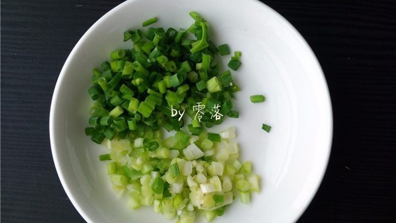 快手葱油饼,小葱洗净,拭干水分,切成葱花;