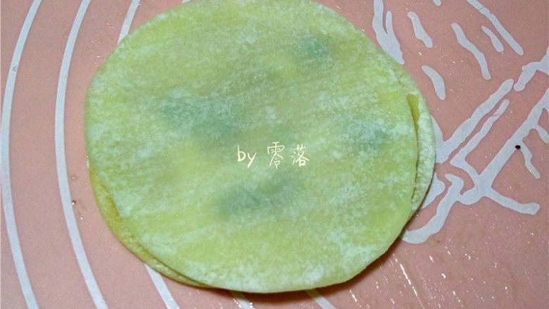 快手葱油饼,再次铺上饺子皮;