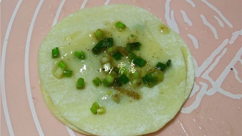 快手葱油饼,在饺子皮上刷上葱油;