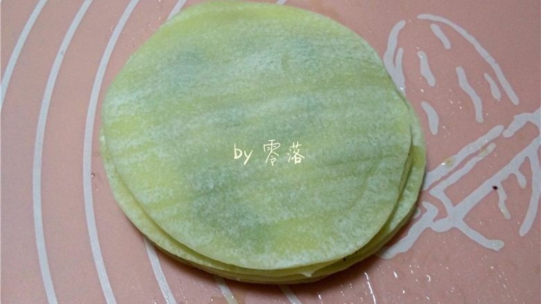 快手葱油饼,再次铺上饺子皮;