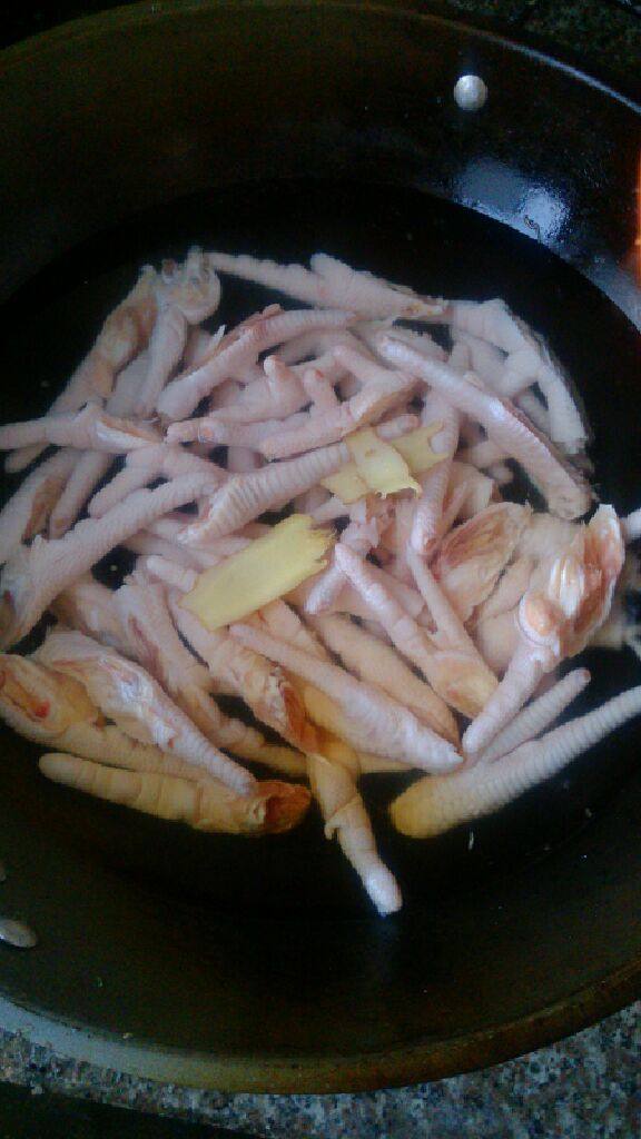 泡椒凤爪,冷水下锅，放生<a style='color:red;display:inline-block;' href='/shicai/ 37'>姜</a>，<a style='color:red;display:inline-block;' href='/shicai/ 718'>料酒</a>，煮至可以咬动（太软烂不好吃）