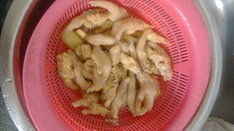 泡椒凤爪,捞起来，冷水过凉