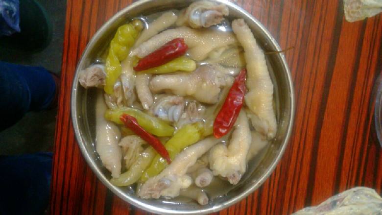 泡椒凤爪,准备一个干净的容器，煮好的<a style='color:red;display:inline-block;' href='/shicai/ 4552'>凤爪</a>放进去，倒入两瓶<a style='color:red;display:inline-block;' href='/shicai/ 703'>泡椒</a>，<a style='color:red;display:inline-block;' href='/shicai/ 756'>鸡精</a>少许，<a style='color:red;display:inline-block;' href='/shicai/ 717'>味精</a>少许，加冷开水没过<a style='color:red;display:inline-block;' href='/shicai/ 4552'>凤爪</a>，尝尝汤咸淡，盖好孩子过两晚