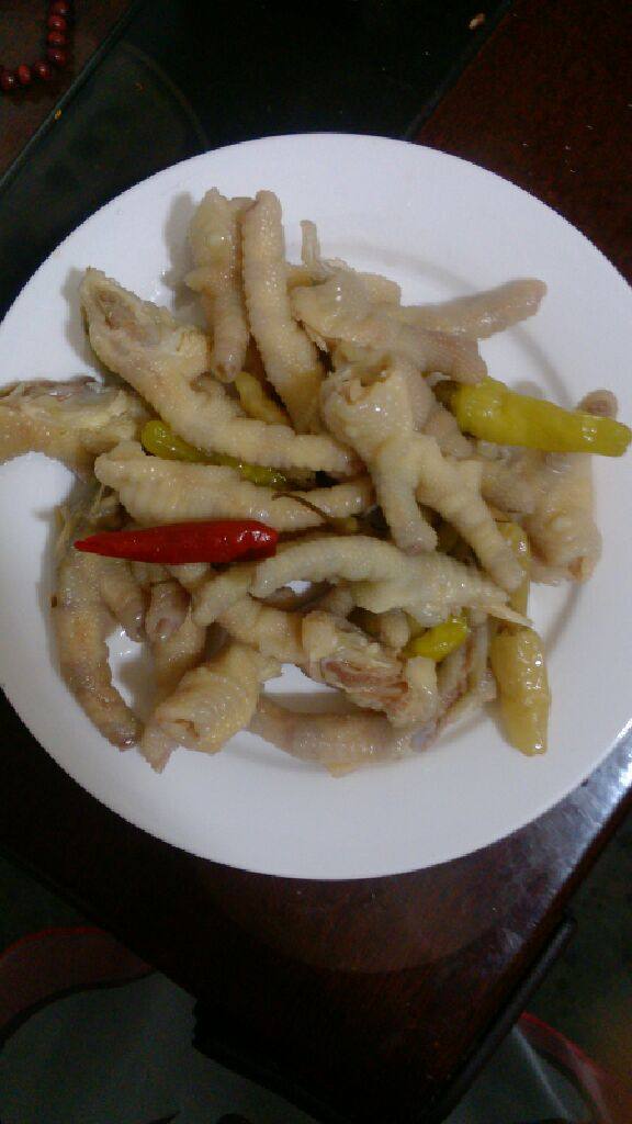 泡椒凤爪,今晚准备尝一尝，结果就停不下来了，哈哈哈