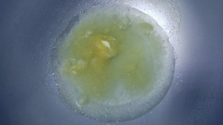 星空酸奶慕斯蛋糕,制作淋面:吉利丁粉倒入冰水拌匀,静置片刻
