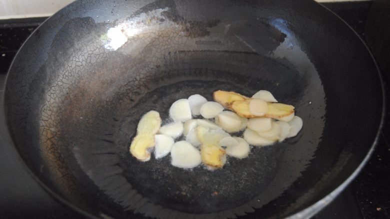麻辣小龙虾,炒锅内放入适量的花生油,爆香蒜米和姜片