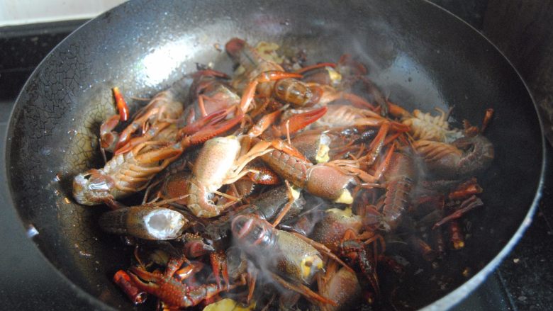 麻辣小龙虾,倒入小龙虾,不断翻炒