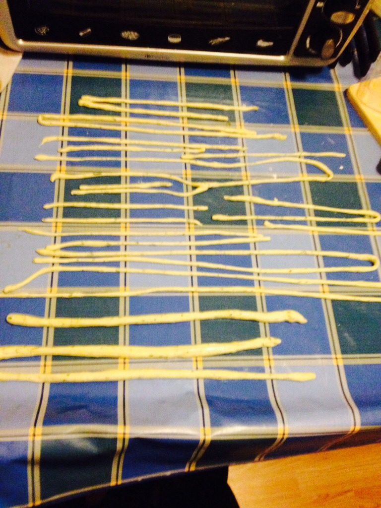 菠菜油沷棍棍面,把刚才切好的一段段面,用双水手尖、手指,搓成一条条差不多和筷子粗细,当然孩子搓细点,好消化。