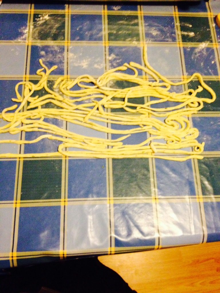 菠菜油沷棍棍面,搓好后,放点面粉,不然会粘在一起。