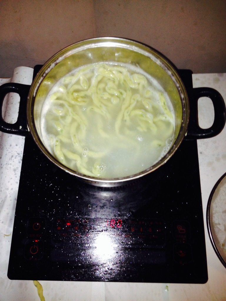 菠菜油沷棍棍面,把锅里水烧开,下面条,如图