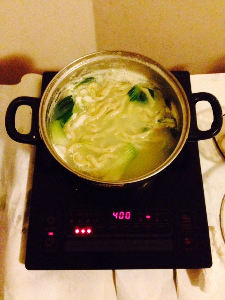 菠菜油沷棍棍面,面条煮的差不多,把小白菜也放进去一起煮。