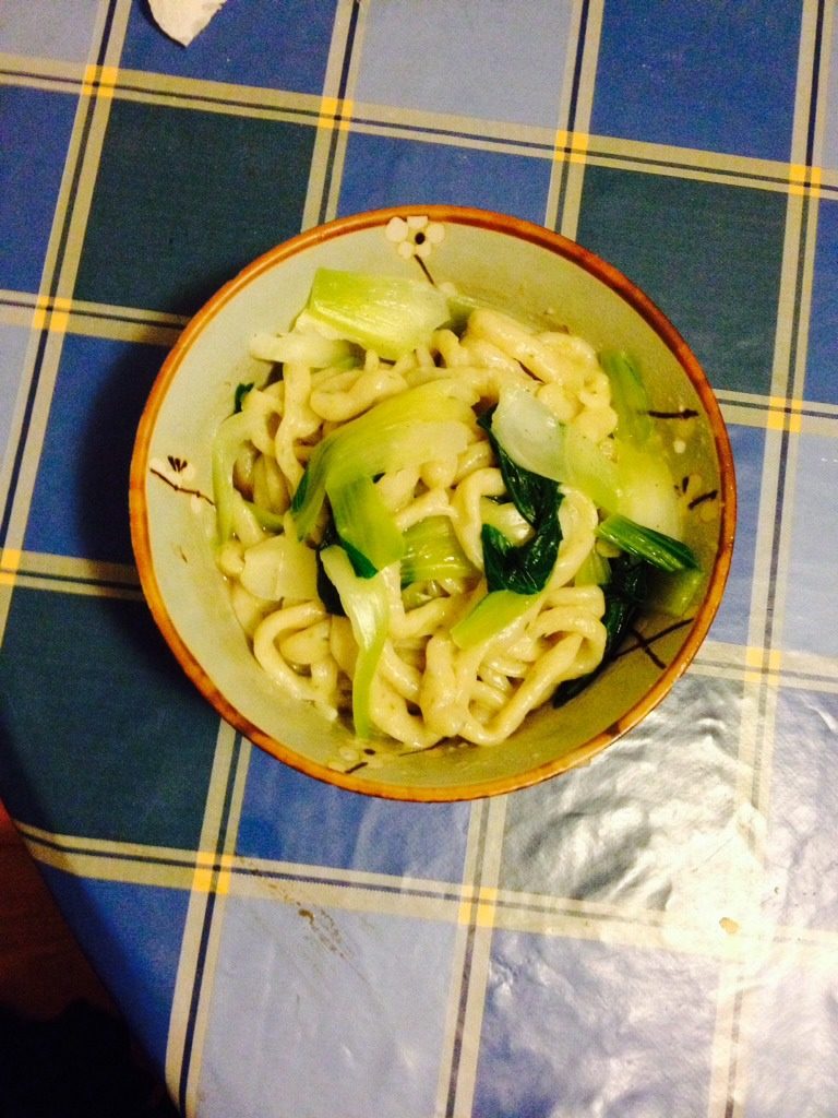 菠菜油沷棍棍面,煮好了,捞起来。