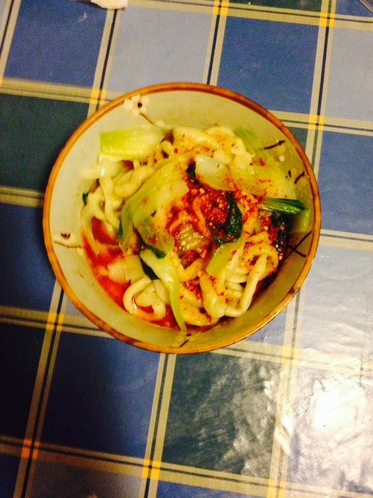 菠菜油沷棍棍面,面条煮好了,把酱油,粗,盐,鸡精,辣椒粉,一点点花椒粉,放入碗内,锅里放入油,油加热后,泼到辣椒粉上边,这样油泼面做好了。