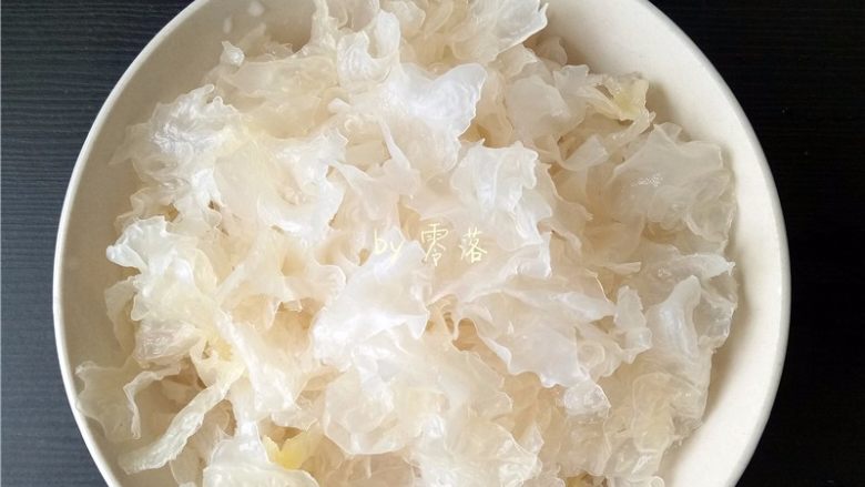 菠萝银耳糖水,银耳洗净后去蒂,撕碎;
