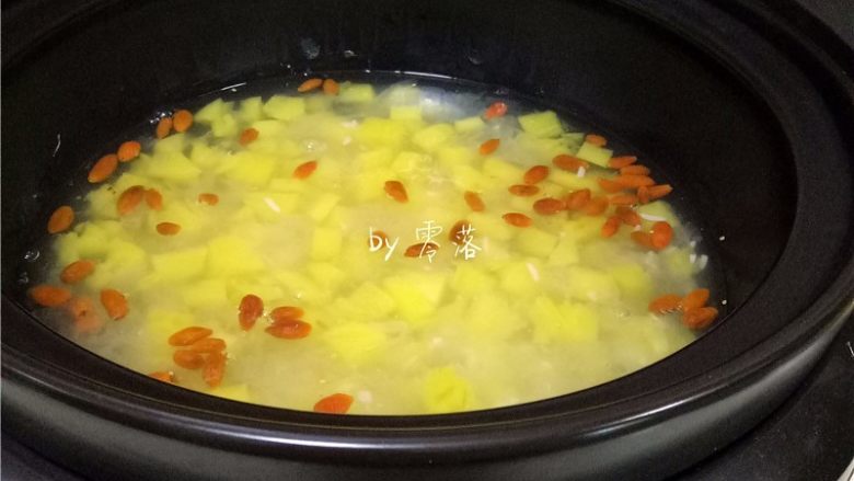 菠萝银耳糖水,再放入酒酿,继续“煲汤”;