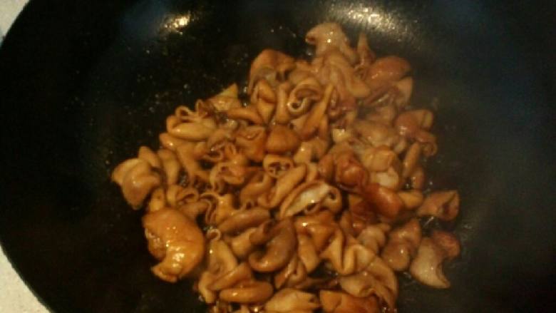 葱白烧肥肠,放少许醋,料酒,生姜,八角,辣椒.在放点老抽煸炒