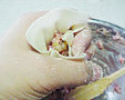 虾仁小馄饨,让馄饨馅自然落下,同时虎口处慢慢收紧