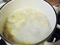 虾仁小馄饨,大火烧开后转中火,保持水沸腾状态,依然盖锅盖,煮2分钟左右,馄饨都飘起来时,可以用馄饨汤来调馄饨汤