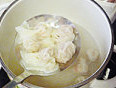 虾仁小馄饨,馄饨飘起来后继续煮大约1分钟,开盖后馄饨肚子都鼓起来转中小火煮半分钟关火,用笊篱将小馄饨捞入调好汤的碗里即可
