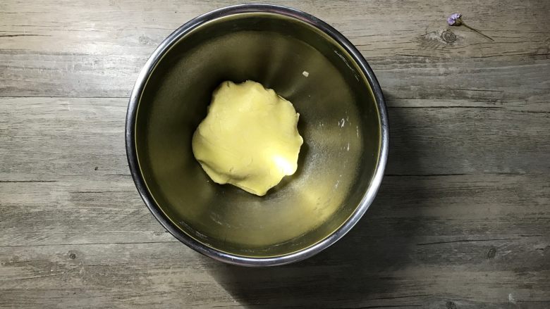 肉桂苹果派,倒入蛋液。用手捏成团,不要过分揉捏,成团即可。