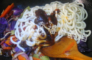 日式炒乌冬面,然后放入烧汁和<a style='color:red;display:inline-block;' href='/shicai/ 787'>沙茶酱</a>,将乌冬面和蔬菜一起翻炒均匀即可出锅