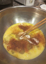 里烤塔乳酪南瓜派,调料放入蛋液中
