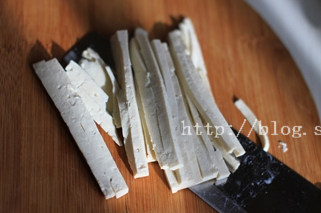 培根豆腐卷,<a style='color:red;display:inline-block;' href='/shicai/ 465'>豆腐</a>切细丝，开水中焯一下去豆腥味