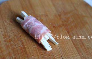 培根豆腐卷,将培根包裹在豆腐丝上