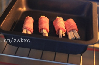 培根豆腐卷,烤盘上刷少许<a style='color:red;display:inline-block;' href='/shicai/ 851'>橄榄油</a>，将培根豆腐包口处朝下，烤箱中层、上下火、180度、8分钟，最后撒少许<a style='color:red;display:inline-block;' href='/shicai/ 134340'>黑胡椒粉</a>即可。