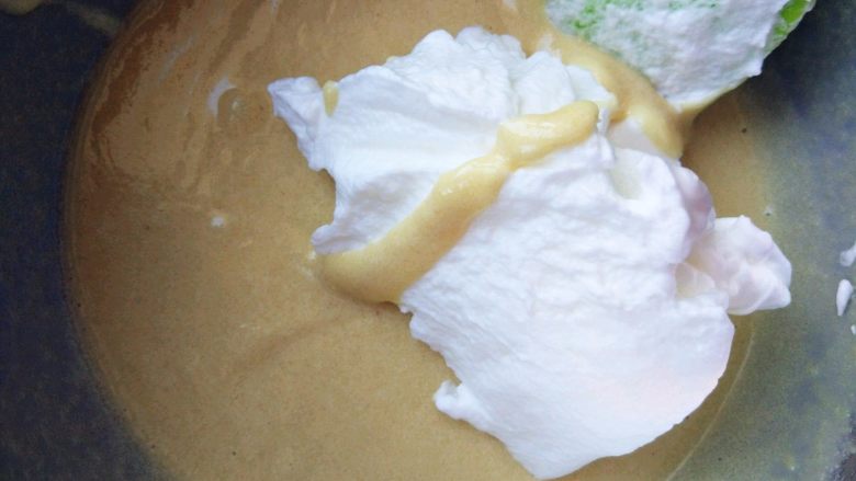 欧培拉歌剧院蛋糕,取少许打发的蛋清与步骤3的面糊拌匀,再放入余下的蛋清拌匀