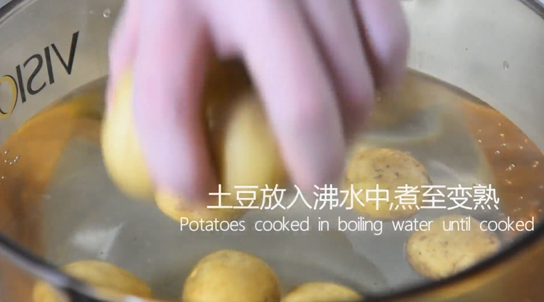 土豆这样做好吃又好看,制作非常简便快捷,土豆放入沸水中,煮至变熟