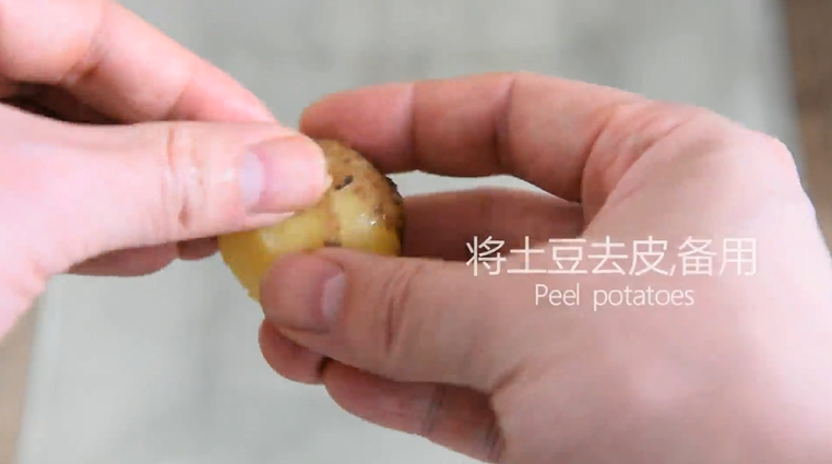 土豆这样做好吃又好看,制作非常简便快捷,将土豆去皮,备用