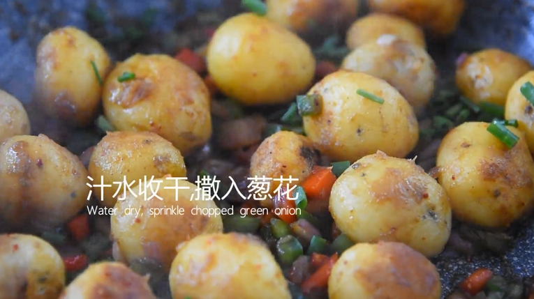 土豆这样做好吃又好看,制作非常简便快捷,大火煸炒收干汁水,关火撒入葱花拌匀