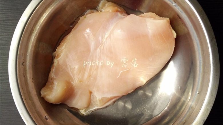 青椒鸡肉卷,鸡胸肉撕掉白膜,洗净备用;