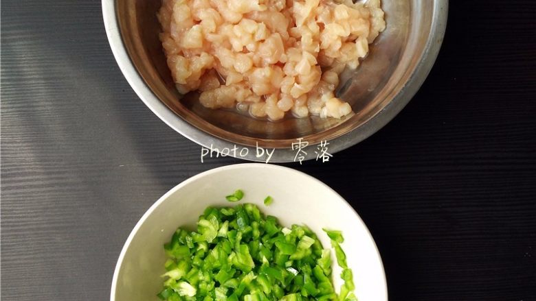 青椒鸡肉卷,青椒去蒂去籽洗净,将青椒、鸡胸肉分别切丁;