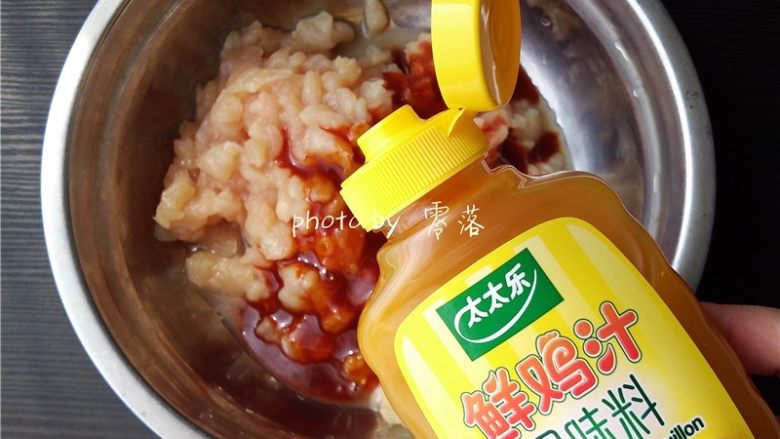 青椒鸡肉卷,鸡胸肉里拌入香辣烧烤酱,再调入适量鲜鸡汁;