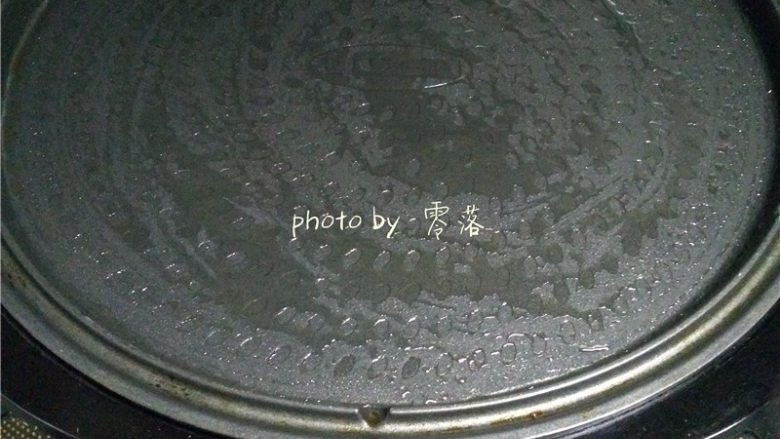 青椒鸡肉卷,电饼铛上下烤盘刷油,启动预热程序;