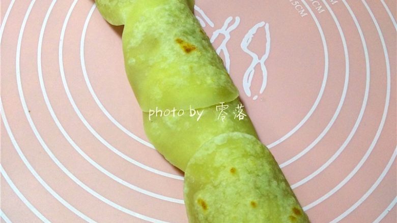 青椒鸡肉卷,程序结束后,取出饺子皮,将其放在擀面杖上,定型;