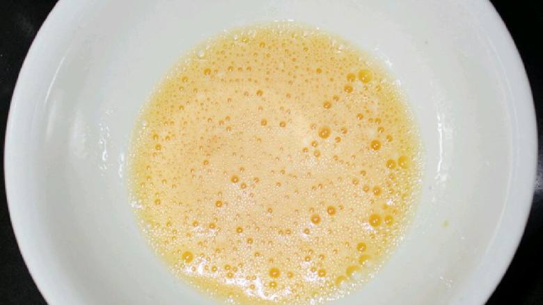 双色曲奇,<a style='color:red;display:inline-block;' href='/shicai/ 9'>鸡蛋</a>加入细砂糖搅拌均匀,多搅拌一会儿,让糖充分融化