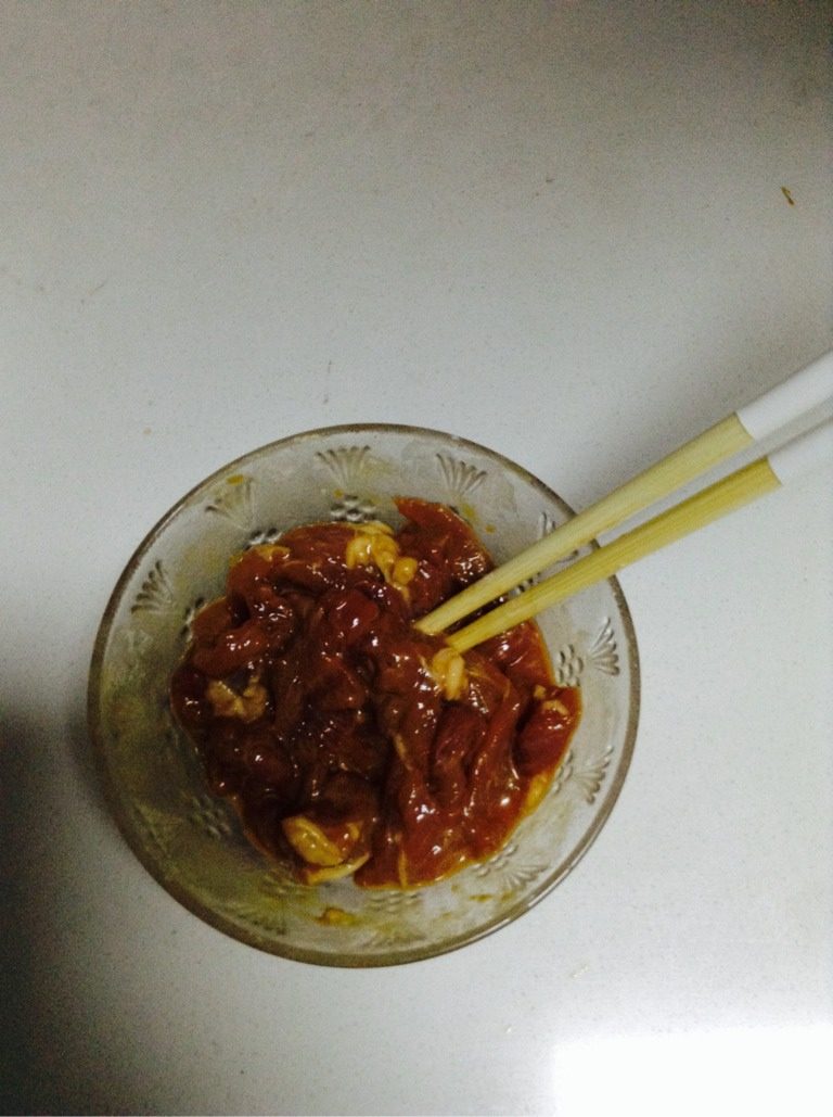 鱼香肉丝(蘑菇版),如图,肉切丝,调入一勺黄酒,少量酱油,少量盐,两勺水淀粉腌制。