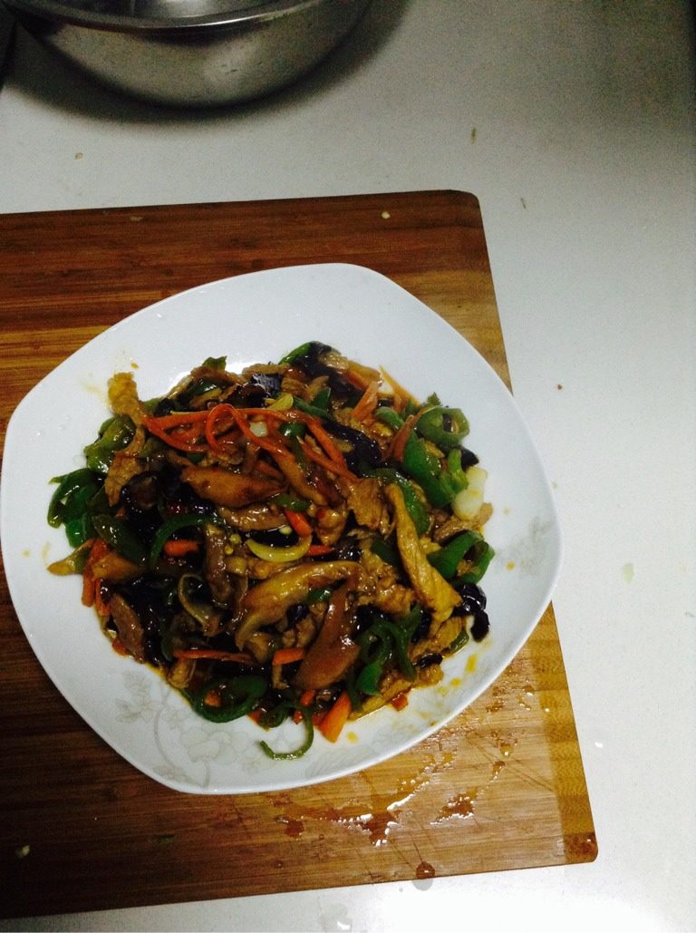 鱼香肉丝(蘑菇版),另起油锅,待油热下蒜片和蔬菜翻炒,下肉丝后将<a style='color:red;display:inline-block;' href='/shicai/ 46964'>郫县豆瓣酱</a>调入调味汁一起加入锅中,大火快炒约3分钟即可。