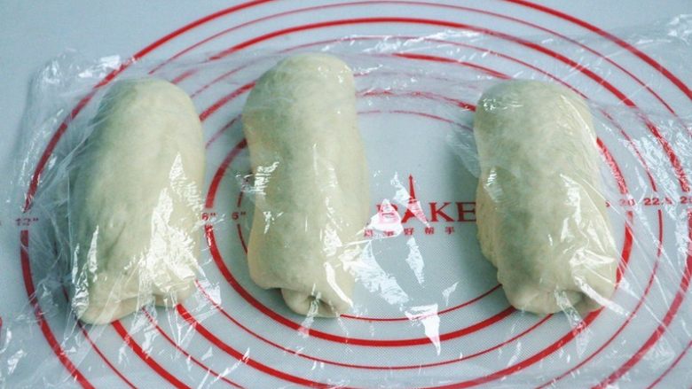 蔓越莓吐司布丁,将面团擀开卷成圆筒状,3个都做同样处理,盖上保鲜膜静置15分钟左右。