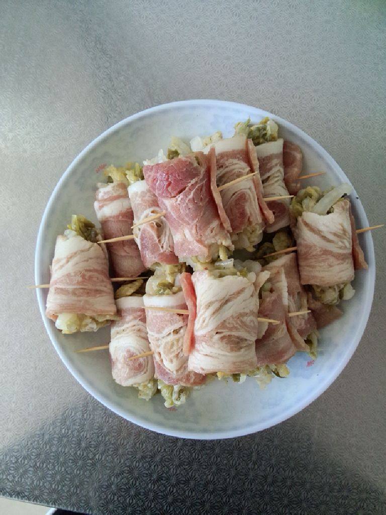 培根酸菜,<a style='color:red;display:inline-block;' href='/shicai/ 443'>培根</a>把拌好的酸菜包好用牙签固定